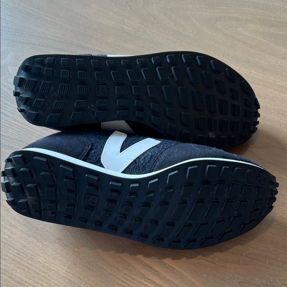 Veja Women’s Black, Blue, White Athletic Sneakers - Size 7 - Picture 11 of 16